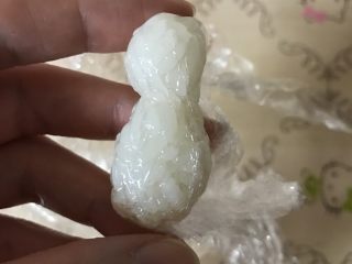 9、招财猫便当/饭团,再取适量米饭，捏出手臂的形状
