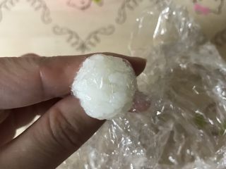 10、招财猫便当/饭团,再取少量米饭，捏一个小圆饭团