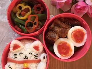 13、招财猫便当/饭团,配菜按自己喜欢的自由搭配，就不做推荐了。全部装好后，招财猫便当就完成了，这样一份便当特别适合新年时节，应景。