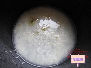 1、花朵????寿司????,大米淘洗两遍，加入适量的水和几滴植物油，浸泡20分。
