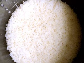 2、花朵????寿司????,选择米饭程序蒸熟备用。