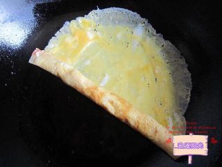 3、花朵????寿司????,鸡蛋打散，摊成蛋皮，卷入焯过水的蟹棒芯