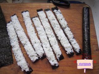 8、花朵????寿司????,将寿司饭切成1.5-2cm的条。（7条就可以做一个寿司）
