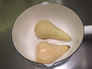 1、Fluff法式红酒啤梨塔,啤梨洗净去皮，放入锅中，加入砂糖、肉桂