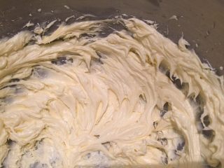 5、Fluff法式红酒啤梨塔,杏仁塔胚：黄油室温软化，加入盐、糖粉打至发白