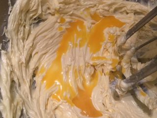 6、Fluff法式红酒啤梨塔,多次加入蛋黃，低速拌匀