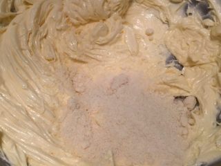 7、Fluff法式红酒啤梨塔,加入杏仁粉，拌匀