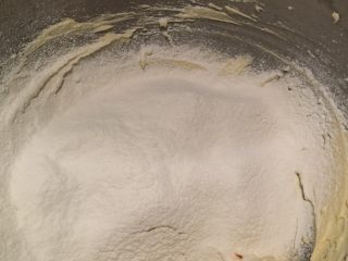 8、Fluff法式红酒啤梨塔,筛入低粉