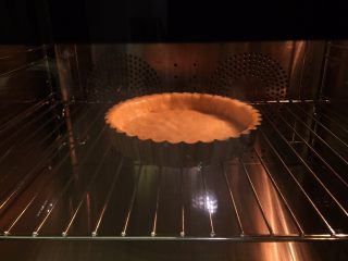 11、Fluff法式红酒啤梨塔,烤箱预热150度，烘烤15分钟左右