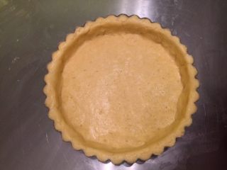 10、Fluff法式红酒啤梨塔,放入模具，按压成形