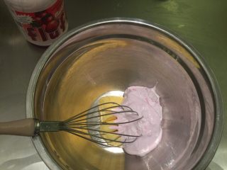 12、Fluff法式红酒啤梨塔,杏仁奶油：室温的黄油加入Fluff棉花糖，拌匀，加入香草荚籽