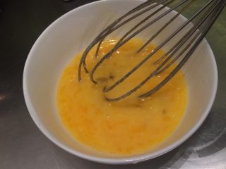 13、Fluff法式红酒啤梨塔,全蛋和蛋黄打散