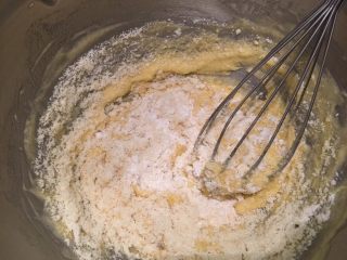 14、Fluff法式红酒啤梨塔,分次将蛋黄加入黄油内，拌匀后筛入低粉和杏仁粉