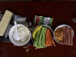 2、婷子寿司,看图，注意米饭别煮太软，也别太硬！掩脸表情。自己体会哈！