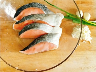 1、胶东风味秋鲑鱼,秋鲑鱼洗净备用