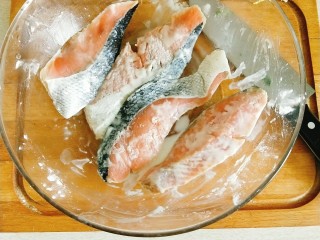 2、胶东风味秋鲑鱼,均匀拍上生粉