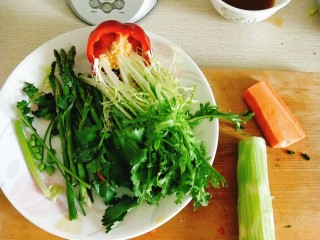 3、胶东风味秋鲑鱼,配菜洗净备用