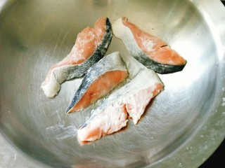 4、胶东风味秋鲑鱼,热锅热油，煎制秋鲑鱼