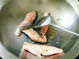 5、胶东风味秋鲑鱼,两面煎至定型