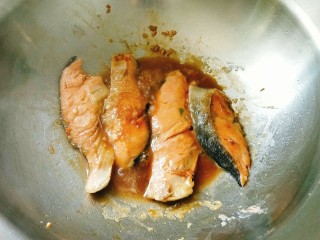 6、胶东风味秋鲑鱼,放入准备好的调料汁儿，大火收汁儿