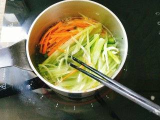 7、胶东风味秋鲑鱼,配菜焯水后过凉白开水