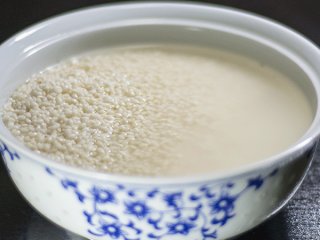 1、蒸糯米、黑米饭（可作寿司饭）,取糯米250g，黑米50g，洗净后分别用1000ml和300ml清水浸泡8-10小时。