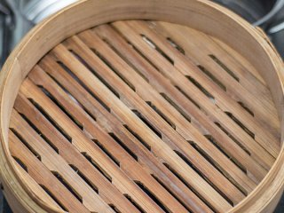 2、蒸糯米、黑米饭（可作寿司饭）,在竹蒸笼上铺上纱布或蒸笼布（没有竹蒸笼的也可以用蒸锅配的蒸笼），将泡好的糯米黑米分别放入（泡米的水倒掉不要了）。