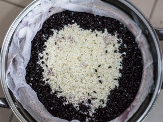 3、蒸糯米、黑米饭（可作寿司饭）,蒸锅里加入2000ml水，用中到大火蒸一小时。