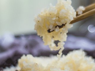 4、蒸糯米、黑米饭（可作寿司饭）,蒸好后的糯米饭晶莹剔透，有嚼劲。