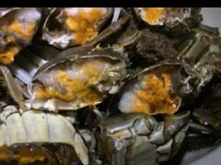 1、香辣蟹,第一步，螃蟹买回来后，洗干净，剁成两半，然后拿出生粉将螃蟹黄沾满，这样可以把蟹黄锁住，这样不容易流逝掉，一般人做香辣蟹，最后黄都没了，大家做过的人知道的。切记，一定要一个个的沾满后，锅里油烧热7-8成，再将沾满螃蟹的黄那头放进锅里的油炸会，不要整个丢进去哟！