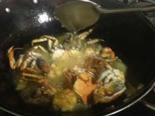 2、香辣蟹,第二步，全部弄好后，再将油烧热点，全部放进去炸个3分钟，即可捞出。等待下一步