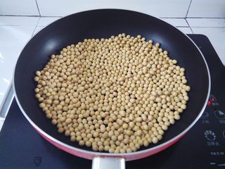 1、北京名点——驴打滚,无油无水的锅里放入干的黄豆，小火炒5分钟左右（我这里炒的是250克份量）