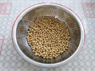 2、北京名点——驴打滚,炒好的黄豆装盆子散热