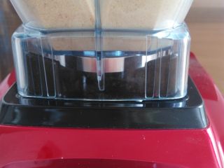 3、北京名点——驴打滚,把黄豆放破壁机里打粉，考虑到让孩子多吃粗粮，打好的黄豆面我没过筛，喜欢口感细腻一点的可以过筛