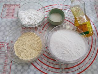 4、北京名点——驴打滚,把所有材料分别称出来，糯米粉是自己磨的，所以看起来不像买的那么白