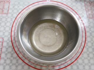 5、北京名点——驴打滚, 干净的盆子里放入180克水，10克糖，15克植物油，搅拌到水里有细小的油星