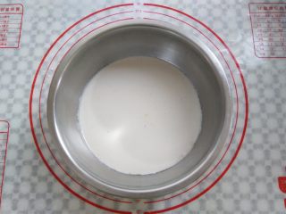 7、北京名点——驴打滚,把粉和水搅拌均匀到没有颗粒