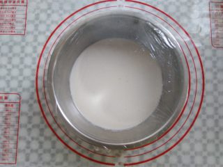 8、北京名点——驴打滚, 盖上保鲜膜静置20分钟（保鲜膜的作用是防止灰尘掉面糊里和蒸的时候没有水滴入面糊）