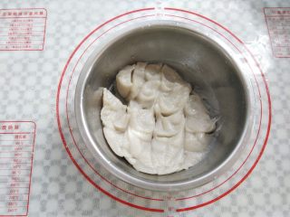 11、北京名点——驴打滚, 在面团里随意的划拉几下，快速散热