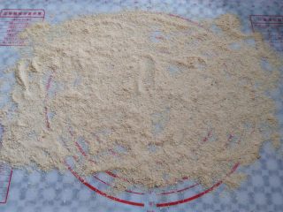 12、北京名点——驴打滚, 在揉面垫上撒上黄豆面，尽量撒宽一点