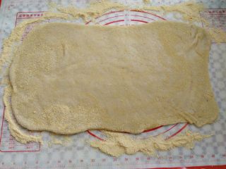 13、北京名点——驴打滚,面团有余温的时候放到揉面垫上，把面团擀成一张大饼皮