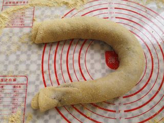 15、北京名点——驴打滚, 把面皮卷成长条