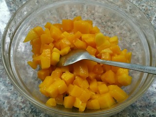 1、香芒果酱(内附香芒果丹皮做法),芒果切成颗粒