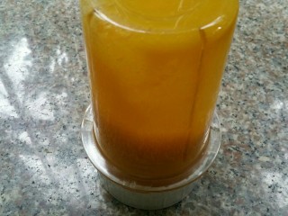 2、香芒果酱(内附香芒果丹皮做法),放入料理机种打成果泥