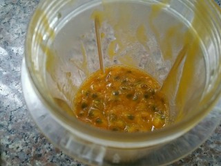 3、香芒果酱(内附香芒果丹皮做法),芒果泥倒入锅中,料理机种放入百香果,打成果泥