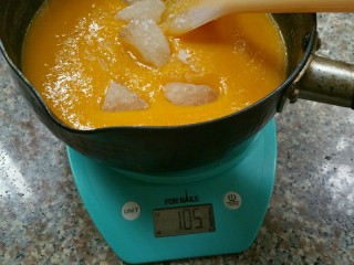 5、香芒果酱(内附香芒果丹皮做法),两种果泥混合均匀,加入冰糖