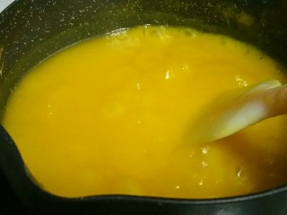 6、香芒果酱(内附香芒果丹皮做法),中小火将果泥煮开,转小火继续熬制