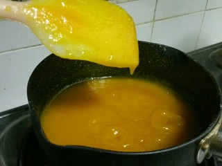 7、香芒果酱(内附香芒果丹皮做法),熬了45分钟后,果泥可以挂在刮刀上了