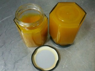 9、香芒果酱(内附香芒果丹皮做法),装入消过毒的玻璃瓶中,趁热倒扣