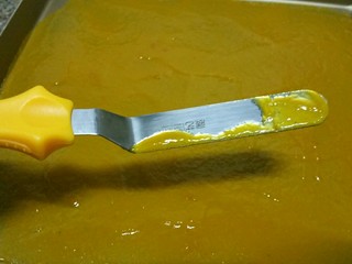 11、香芒果酱(内附香芒果丹皮做法),用抹刀么平,不要太厚,并尽量让厚度一至